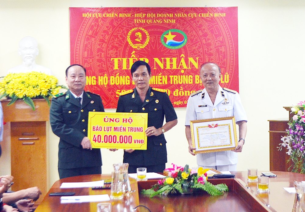 Đại diện Hội CCB tỉnh và Hiệp hội doanh nhân CCB tỉnh Quảng Ninh tiếp nhận ủng hộ của doanh nhân CCB ủng hộ đồng bào miền Trung.