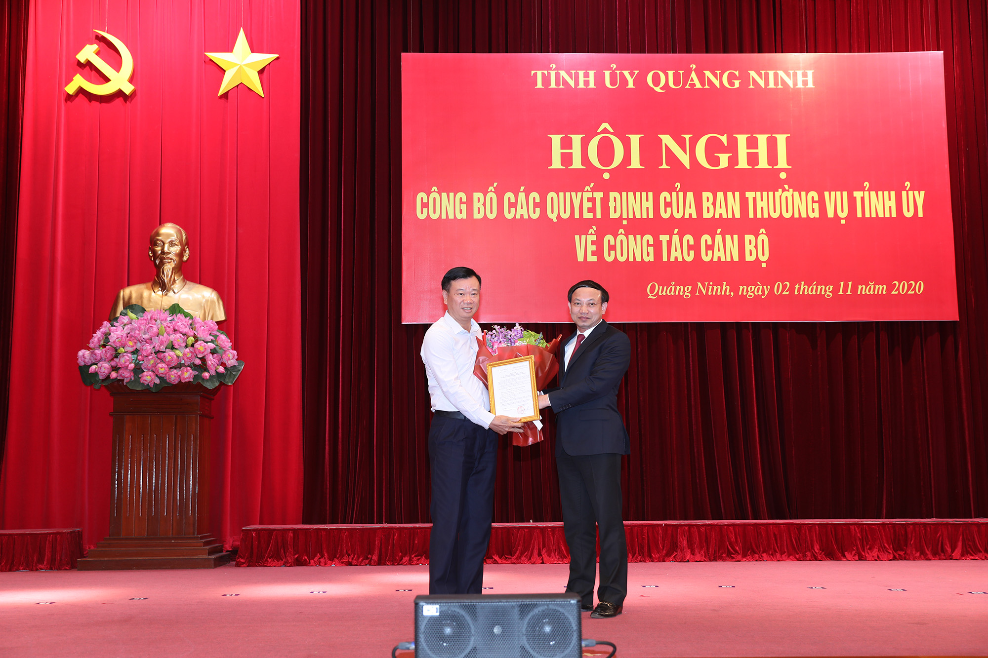 Đồng chí Nguyễn Xuân Ký, Bí thư Tỉnh ủy, Chủ tịch HĐND tỉnh trao quyết định nghỉ hưu