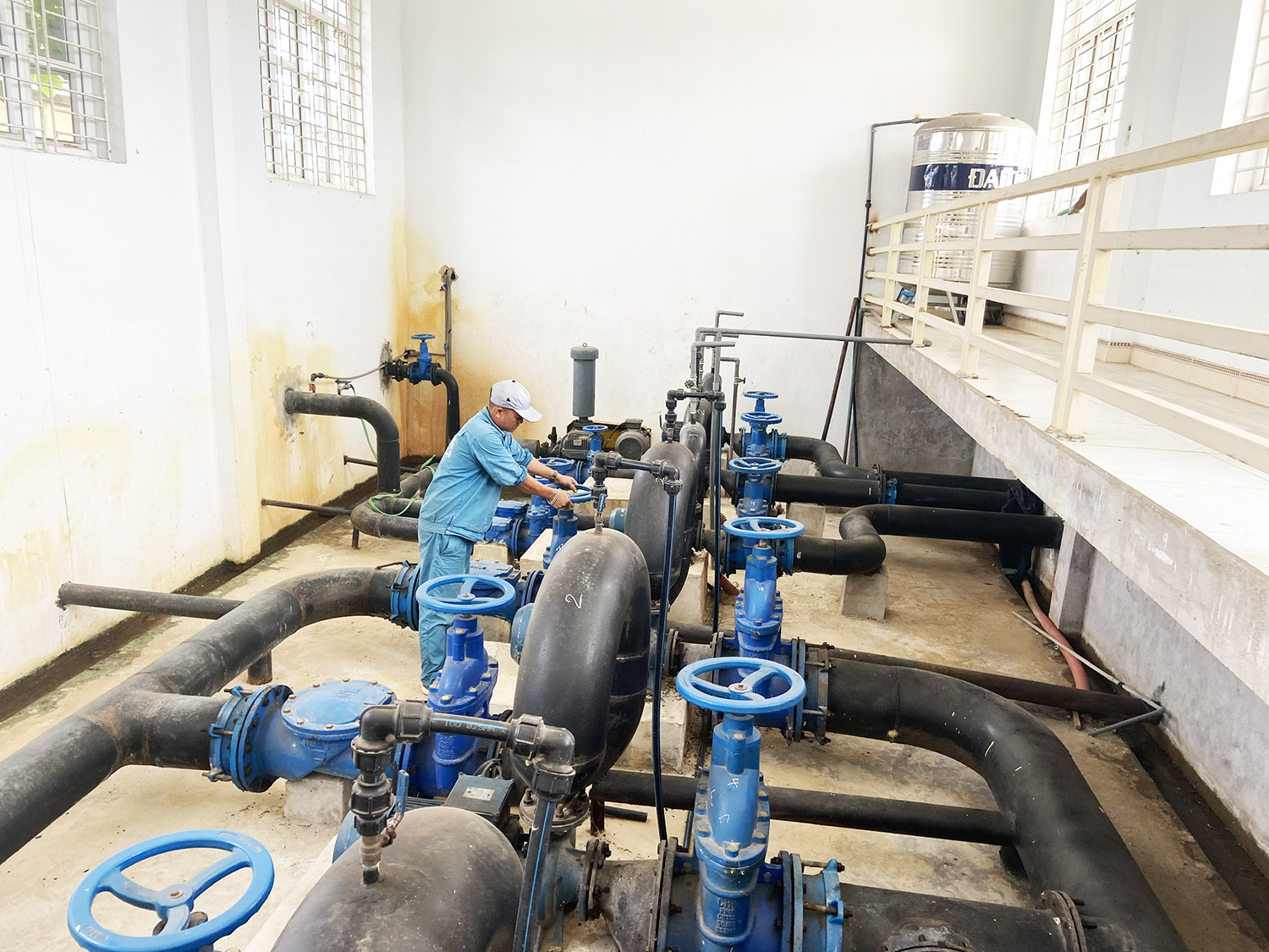 Vận hành hệ thống xử lý nước tại Nhà máy nước sạch Hiệp Hoa (TX Quảng Yên).