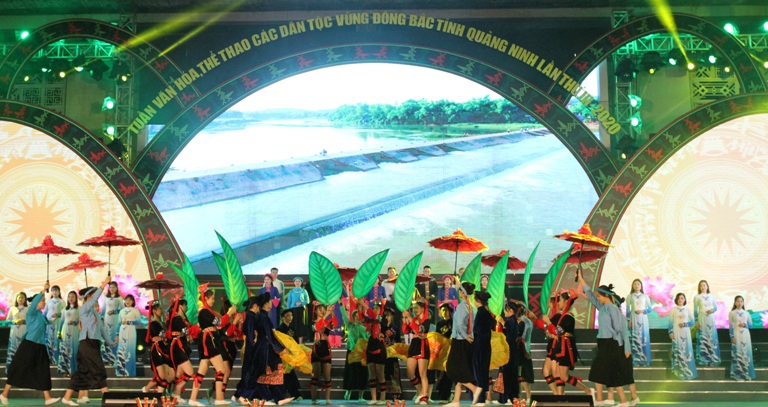 Rực rỡ sắc màu văn hóa các dân tộc Quảng Ninh hội tụ tại chương trình.