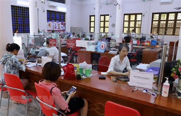 Các doanh nghiệp đến làm thủ tục vay vốn mới tại Agribank Chi nhánh Lào Cai II. (Ảnh: Quốc Khánh/TTXVN)