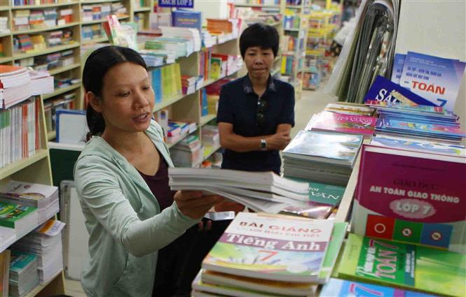 Chú thích ảnh Người mua sách tại cửa hàng của Nhà xuất bản giáo dục Việt Nam. Ảnh: Thanh Tùng/TTXVN.
