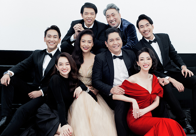 Đạo diễn Quang Dũng (hàng trên, bên phải) cùng bảy diễn viên chụp ảnh mừng phim đạt 100 tỷ đồng. Ảnh: Phương Anh.