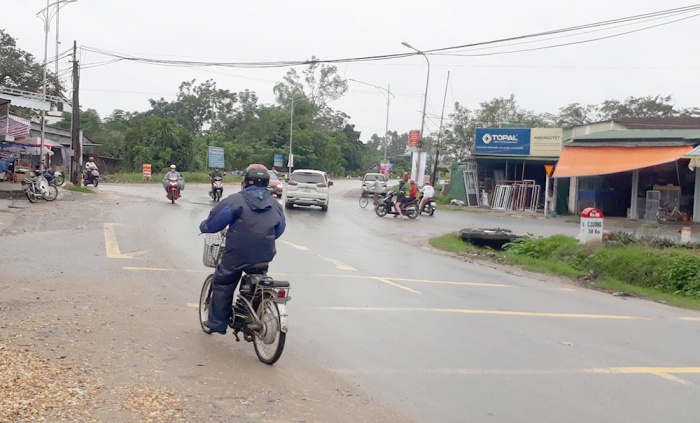 Tình trạng giao thông lộn xộn tại ngã tư QL7, xã Lưu Sơn gây mất ATGT