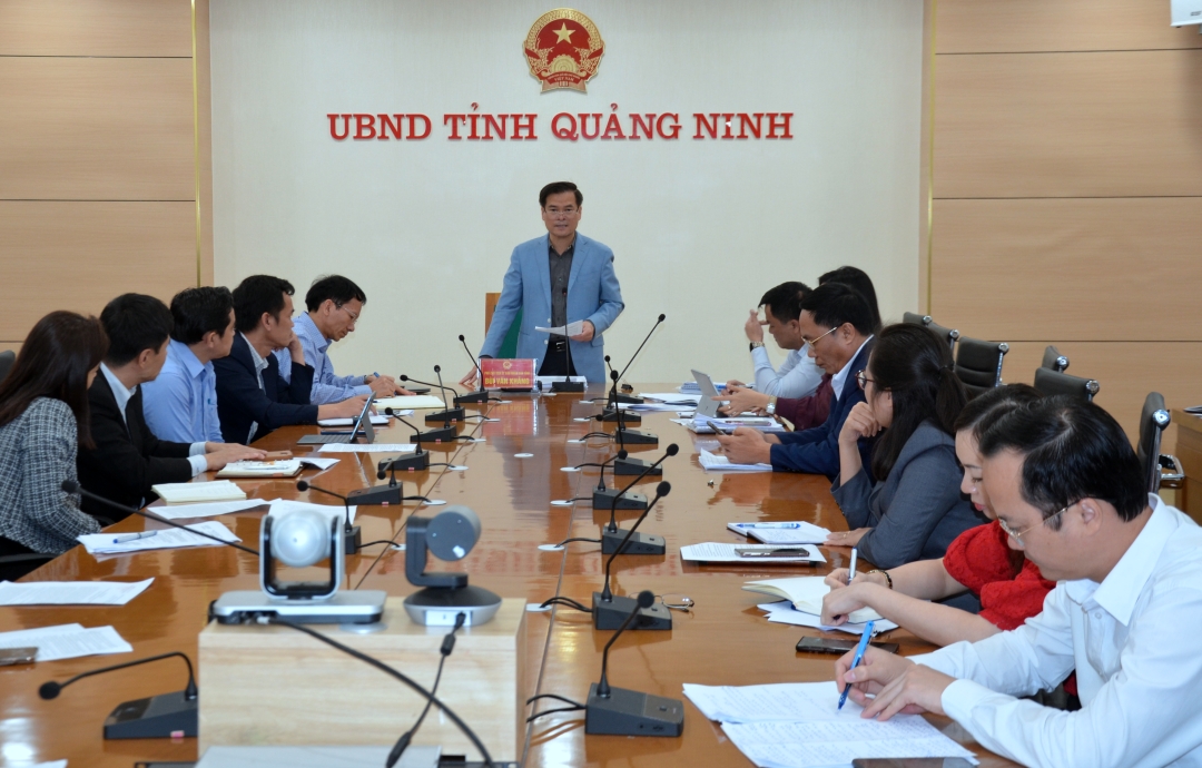 Đồng chí Bùi Văn Khắng, Phó Chủ tịch UBND tỉnh chủ trì cuộc họp.