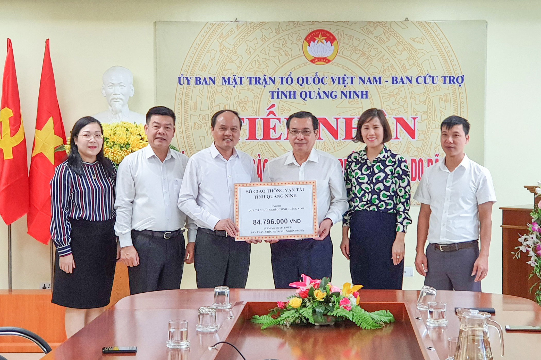 Lãnh đạo Sở GT-VT trao tiền ủng hộ về Ủy ban MTTQ tỉnh - Ban Cứu trợ tỉnh.