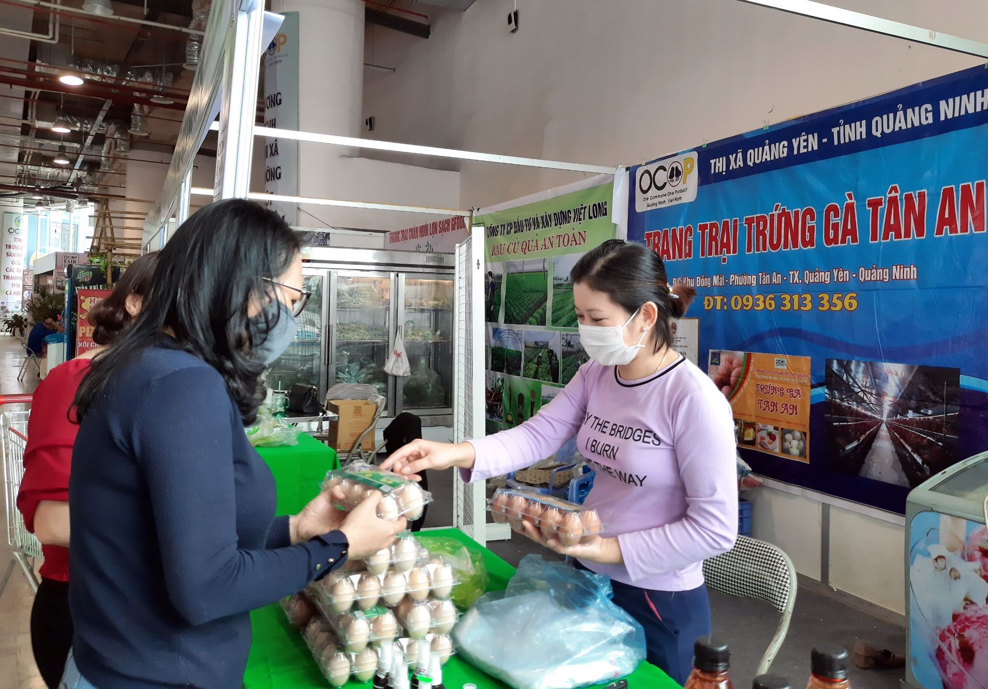 Trứng gà Tân An bày bán tại Hội chợ OCOP-2020 thu hut đông người mua. 