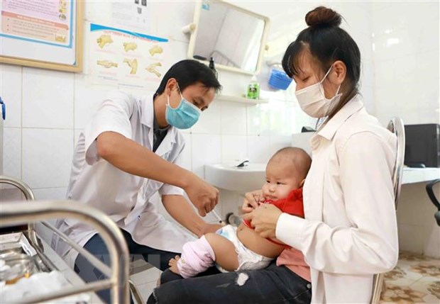 Tiêm vắcxin 5 trong 1 cho trẻ tại Trạm y tế xã Sơn Lôi, huyện Bình Xuyên, Vĩnh Phúc. (Ảnh: Hoàng Hùng/TTXVN)