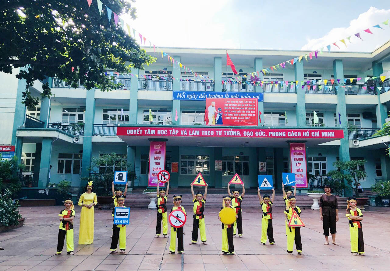 Trường Tiểu học Hà Lầm, TP Hạ Long, sinh hoạt ngoại khóa tìm hiểu về Luật Giao thông.