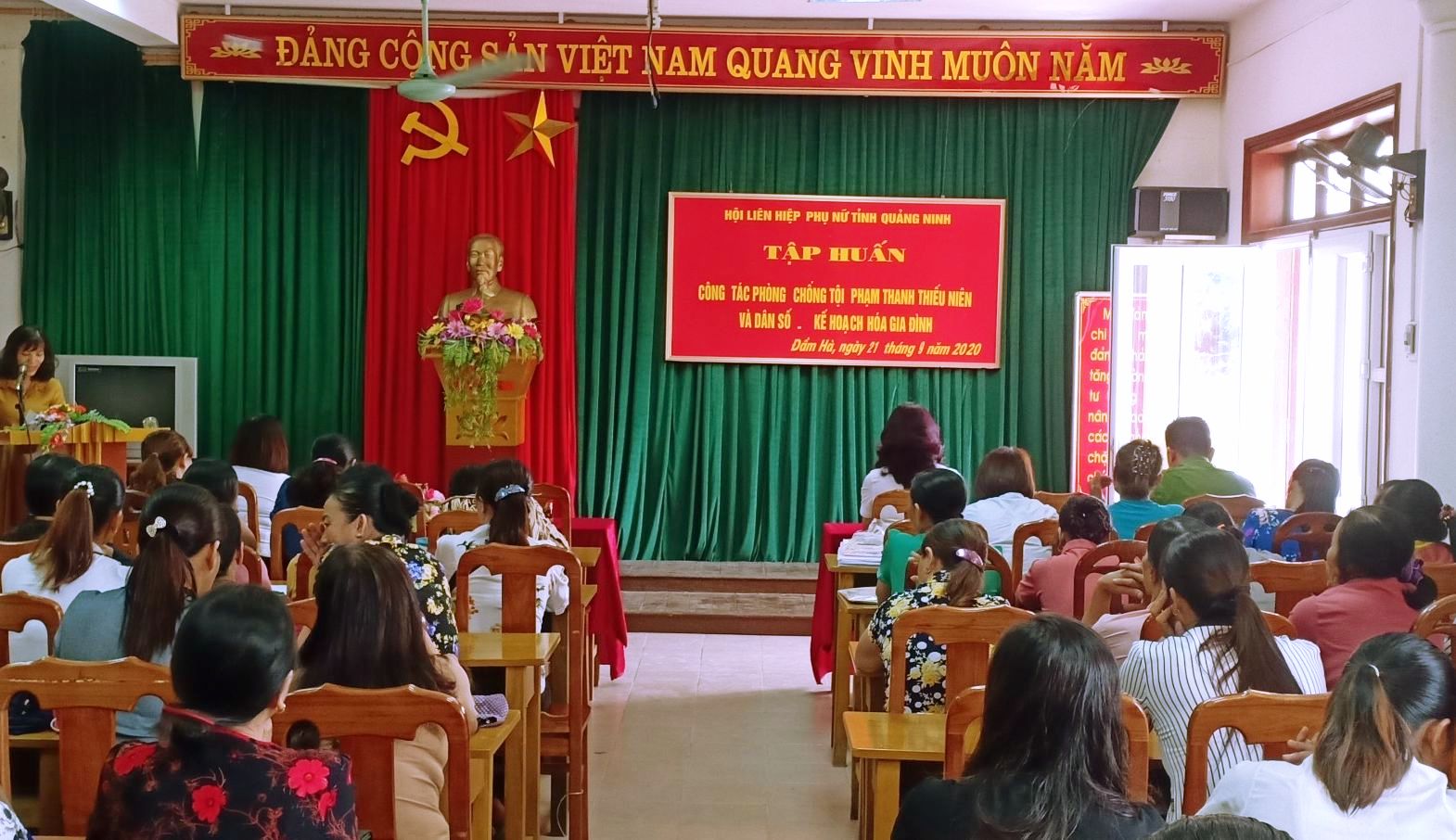 Hội LHPN tỉnh phối hợp với Hội LHPN huyện Đầm Hà tổ chức tập huấn về công tác DS-KHHGĐ