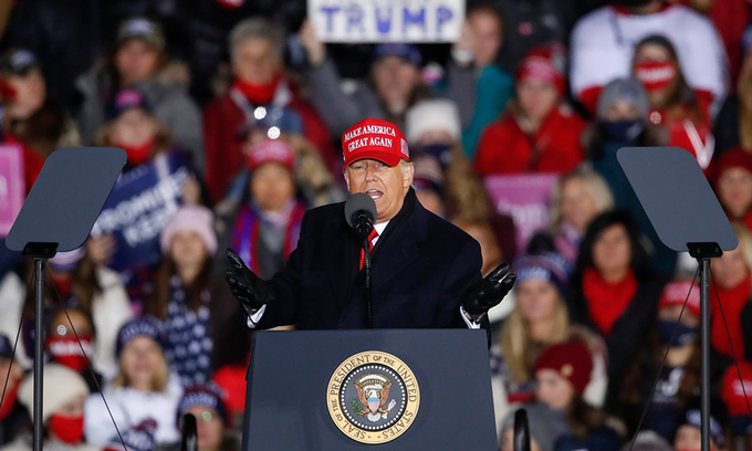 Tổng thống Donald Trump tại sự kiện tranh cử ở Grand Rapids, bang Michigan ngày 2/11. Ảnh: Bloomberg.