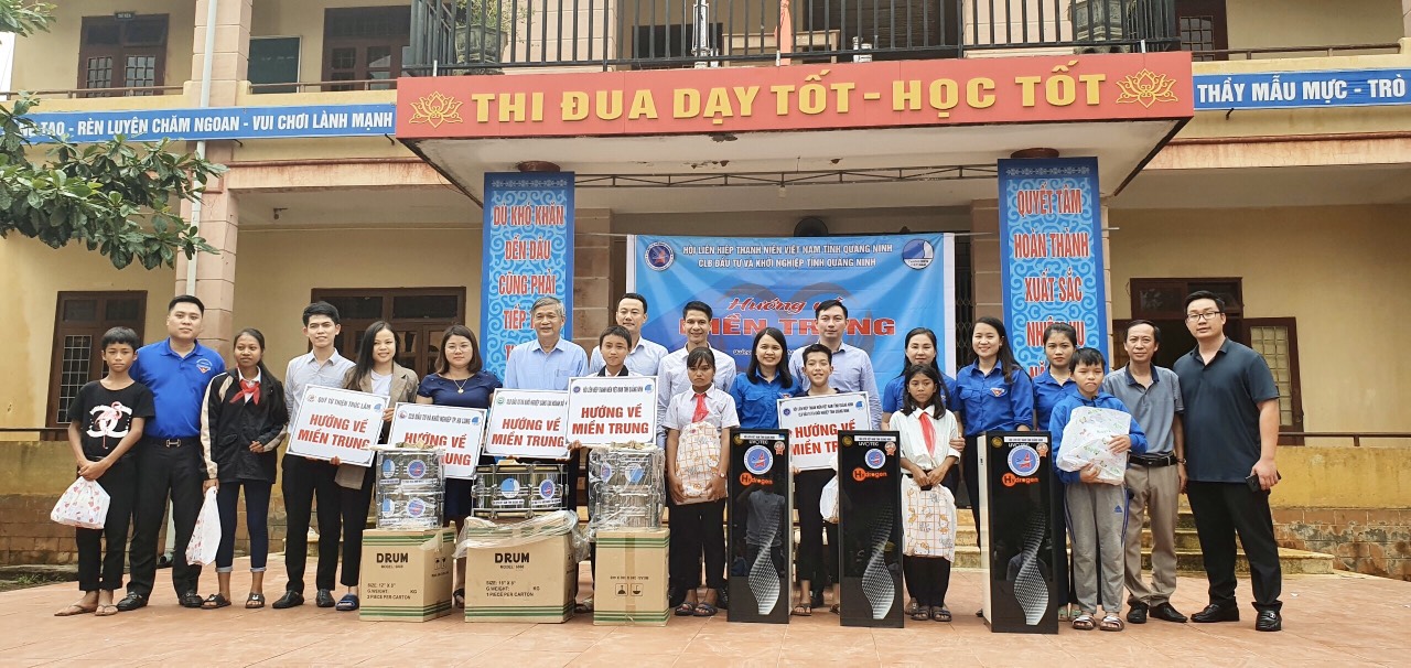 Đoàn công tác của Ban Thường vụ Tỉnh Đoàn, Hội LHTN Việt Nam tỉnh trao tặng quà cho người dân, học sinh tỉnh Quảng Trị.