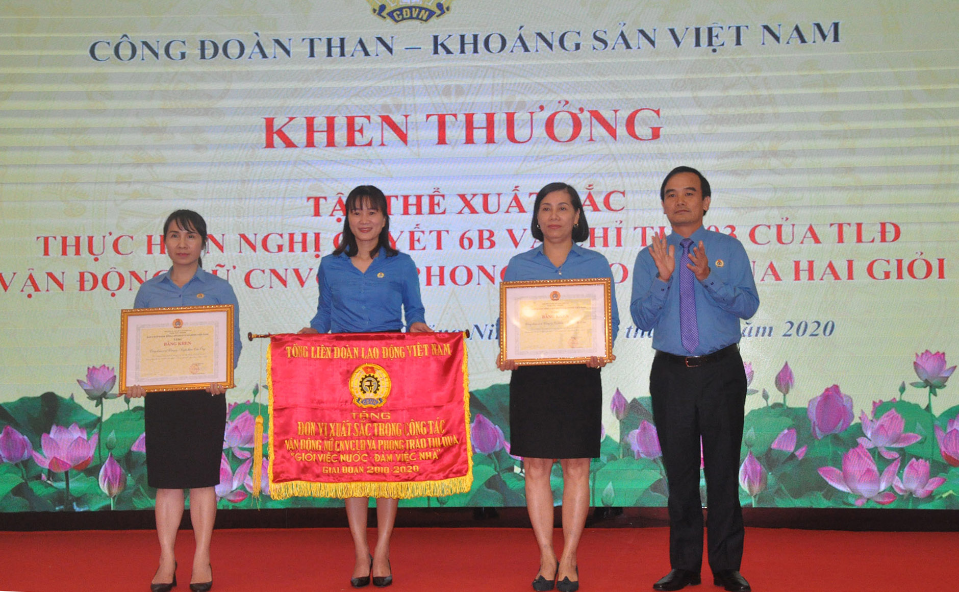 Chủ tịch Công đoàn TKV Lê Thanh Xuân trao tặng cờ, bằng khen cho các tập thể có thành tích trong công tác vận động nữ CNLĐ và phong trào thi đua 