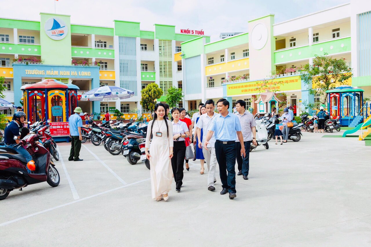 Đồng chí Nguyễn Văn Diện, Bí thư Thành ủy Hạ Long thăm Trường Mầm non Hạ Long.