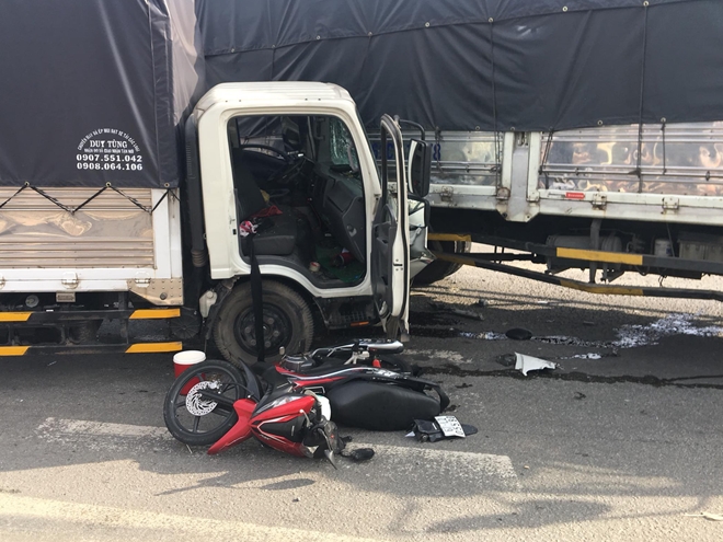Người đi xe máy bị thương được đưa đi bệnh viên cấp cứu.