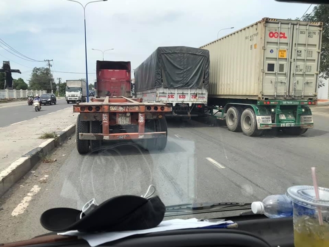 Cảnh xe tải và container vượt và ép nhau trên đường rấ nguy hiểm