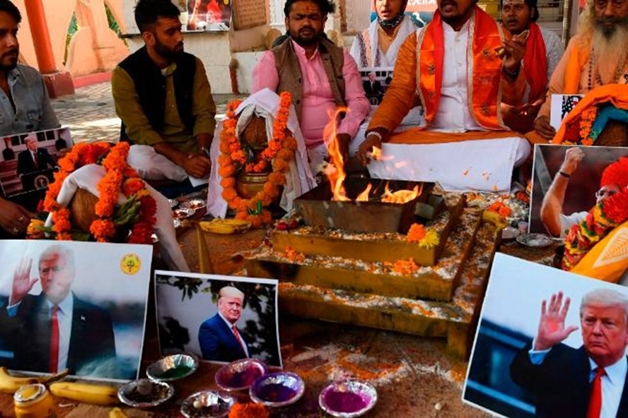 Nhóm tín đồ ở Ấn Độ tổ chức cầu nguyện cho ông Donald Trump tái đắc cử tổng thống Mỹ. Ảnh: AFP.