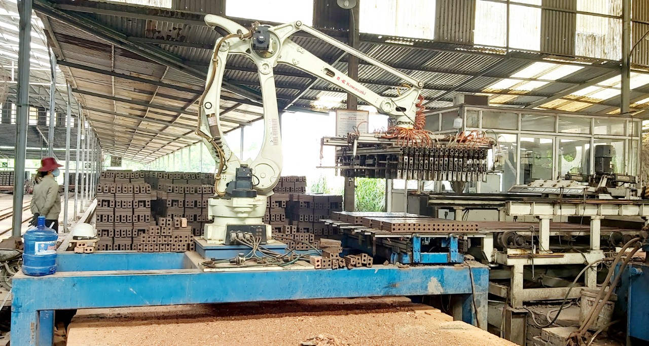 Hệ thống rô bốt cắt, gắp gạch của Công ty CP Gốm xây dựng Thanh Sơn.
