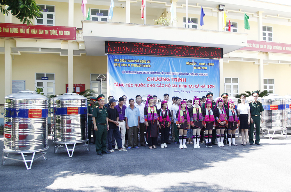 Ban CHQS TP Móng Cái trao tặng 20 téc nước inox cho các hộ gia đình có hoàn cảnh khó khăn trên địa bàn xã Hải Sơn. Ảnh: Văn Đảm