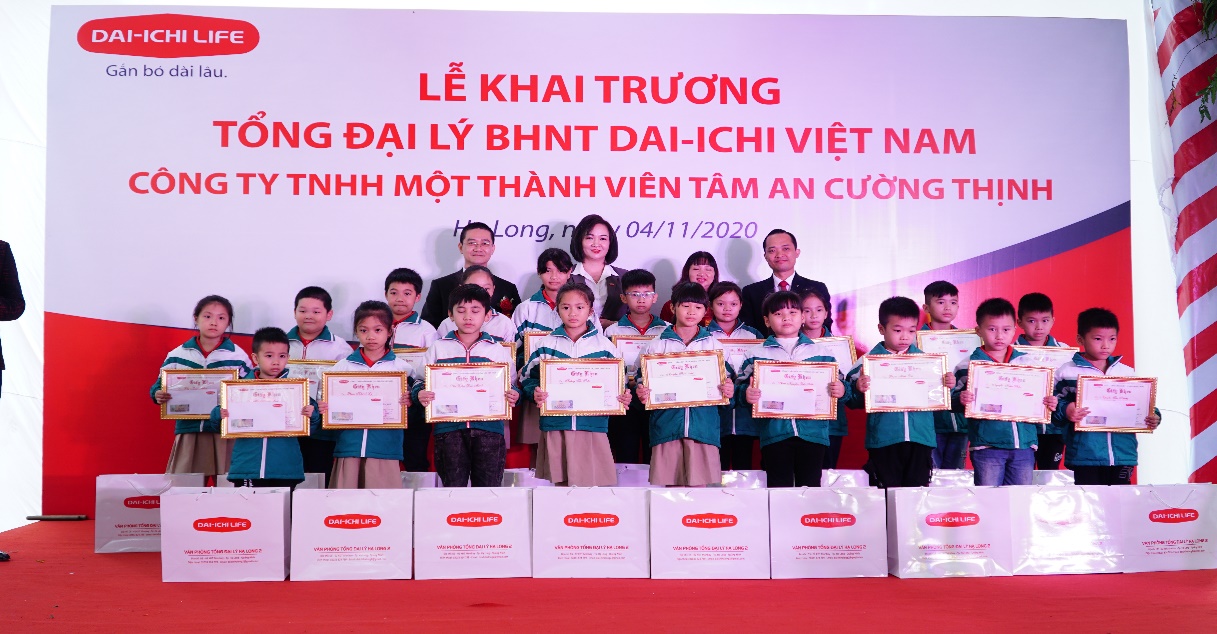 Lãnh đạo Công ty Bảo hiểm Nhân thọ Dai-ichi Việt Nam và đại diện Văn phòng Tổng Đại lý trao học bổng cho các em học sinh nghèo vượt khó