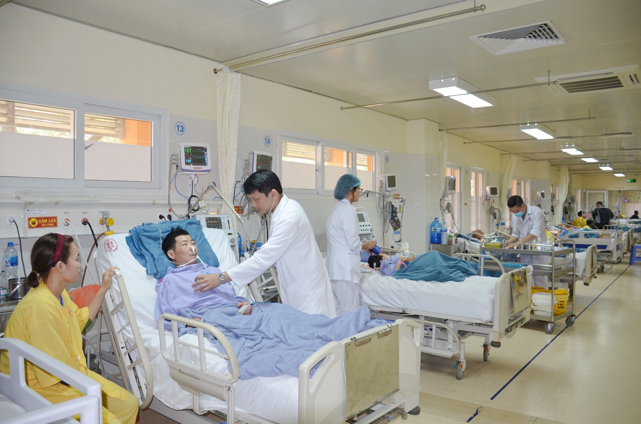 Điều trị cho người bệnh tại Khoa Hồi sức tích cực, Bệnh viện Việt Nam - Thụy Điển Uông Bí.