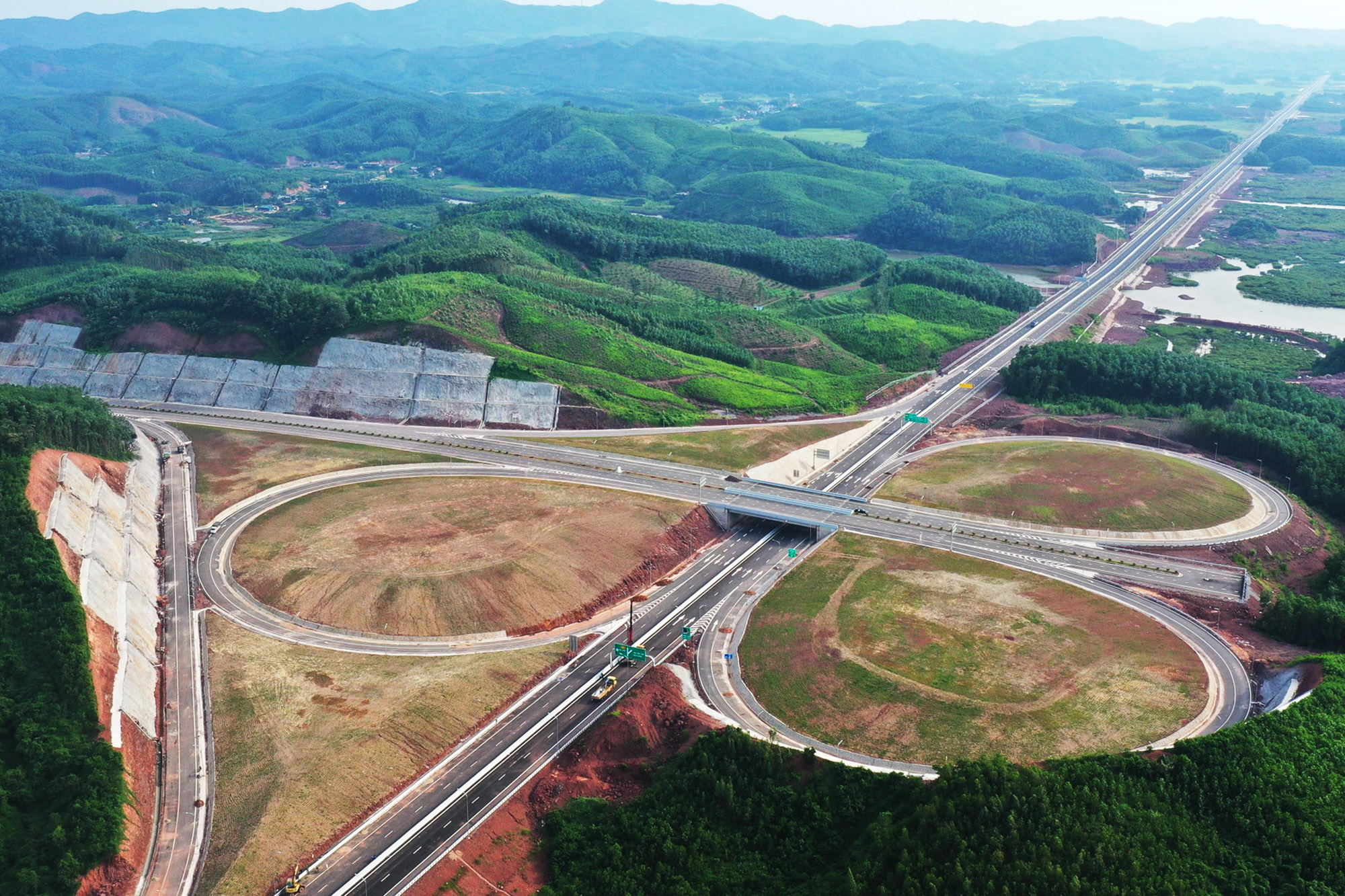 Đường nối sân bay Vân Đồn với Khu phức hợp nghỉ dưỡng cao cấp đã hoàn thành thi công