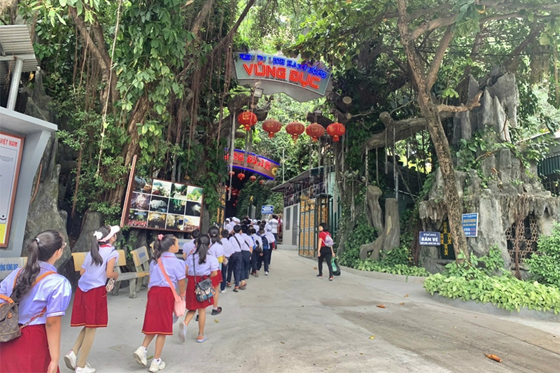 Học sinh trường Tiểu học Trần Hưng Đạo, TP Hạ Long tham quan khu di tích lịch sử và danh thắng Vũng Đục