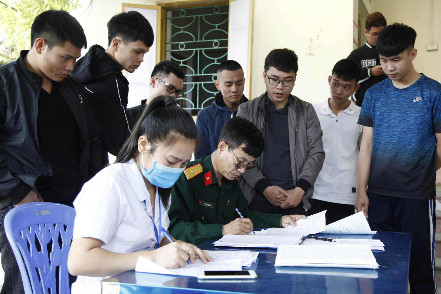 Các công dân phường Mạo Khê thực hiện khám sơ tuyển NVQS.