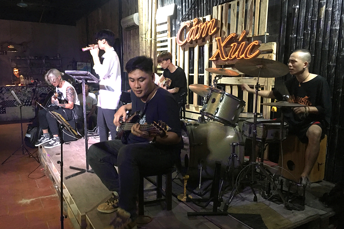 band nhạc của quán trình bày các ca khúc nhạc rock, nhạc trẻ sôi động của Việt Nam cho đến các bài hát nước ngoài