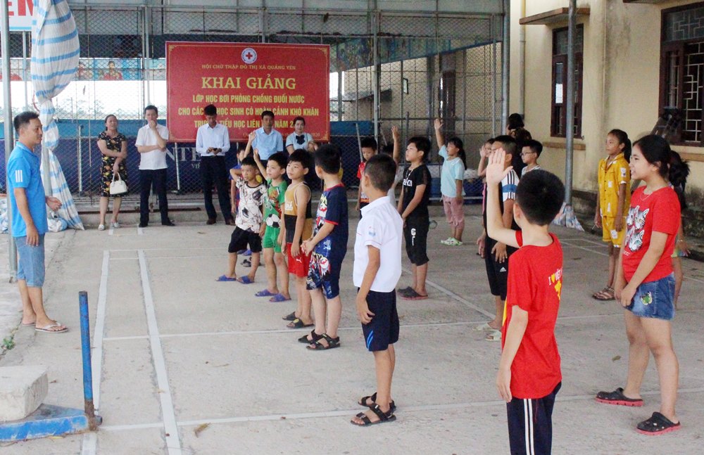 Học sinh tiểu học xã Liên Hòa (TX Quảng Yên) được học bơi tại trường học để phòng ngửa rủi ro đuối nước.