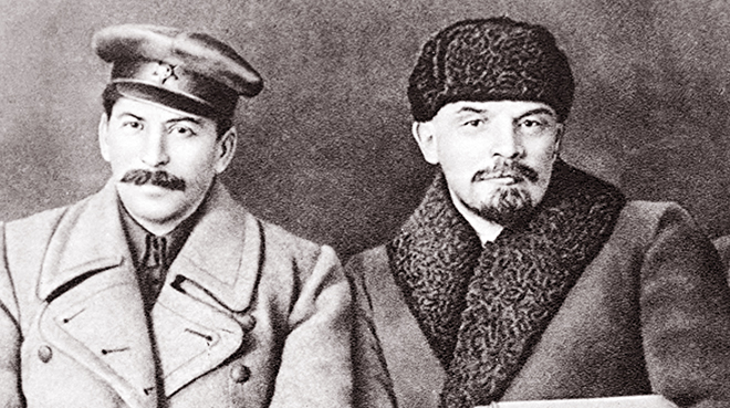 Lãnh tụ Lenin (bên phải) và Stalin.