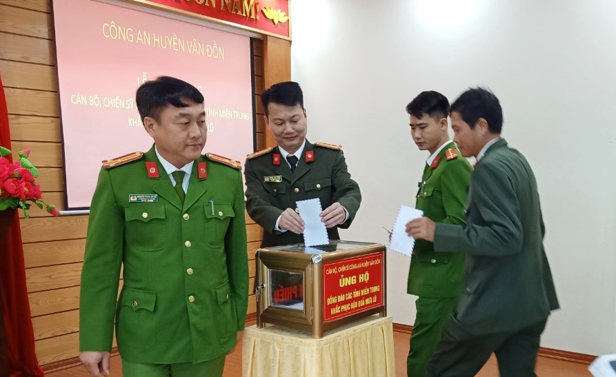 Công an huyện Vân Đồn phát động ủng hộ miền Trung đầu tháng 11/2020.