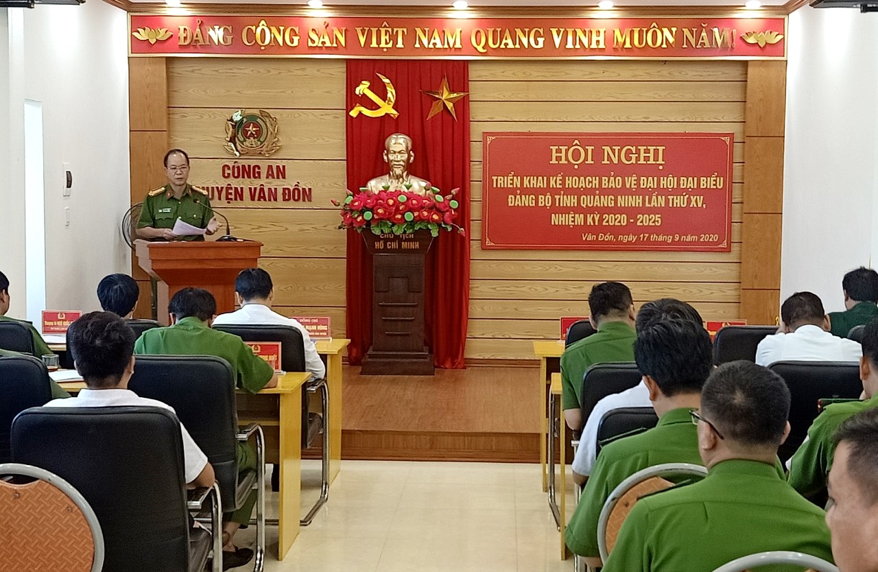 Công an huyện Vân Đồn triển khai kế hoạch bảo vệ Đại hội Đảng bộ tỉnh.