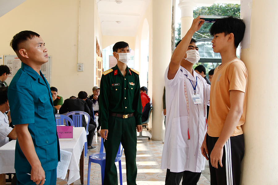 Nam công dân Khổng Minh Đạt, xã Thượng Yên Công, TP Uông Bí tham gia khám sơ tuyển nghĩa vụ ngày 6/11. Đây là thanh niên viết đơn tình nguyện nhập ngũ năm 2021.