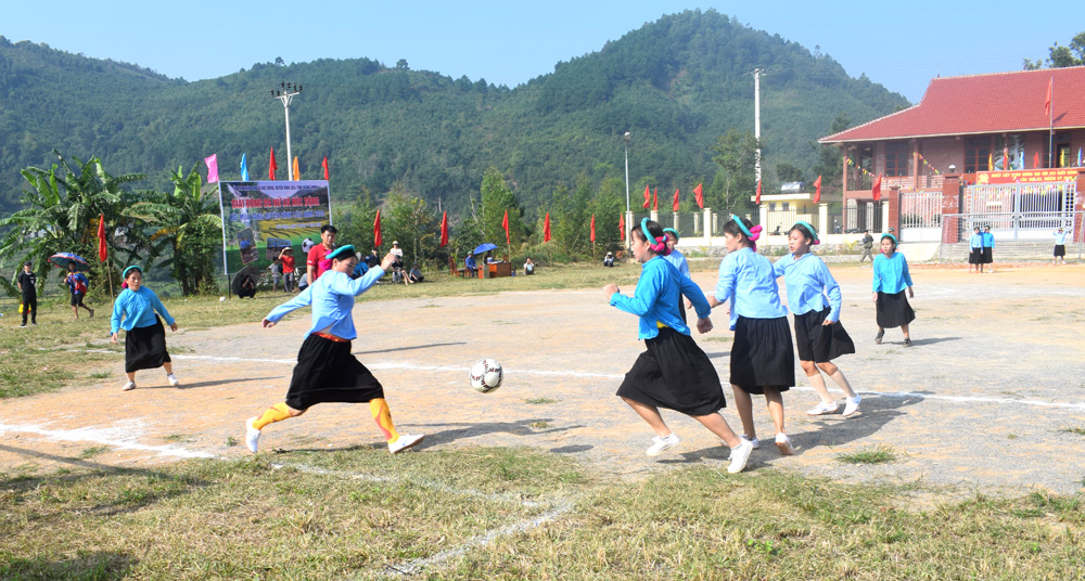 Chị em phụ nữ Sán Chỉ thi đấu Giải Bóng đá xã Húc Động 2020 tại sân Nhà Văn hóa xã Húc Động