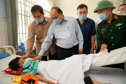 Thủ tướng thăm các nạn nhân của vụ sạt lở ở Trà Leng, Nam Trà My, Quảng Nam - Ảnh: VGP