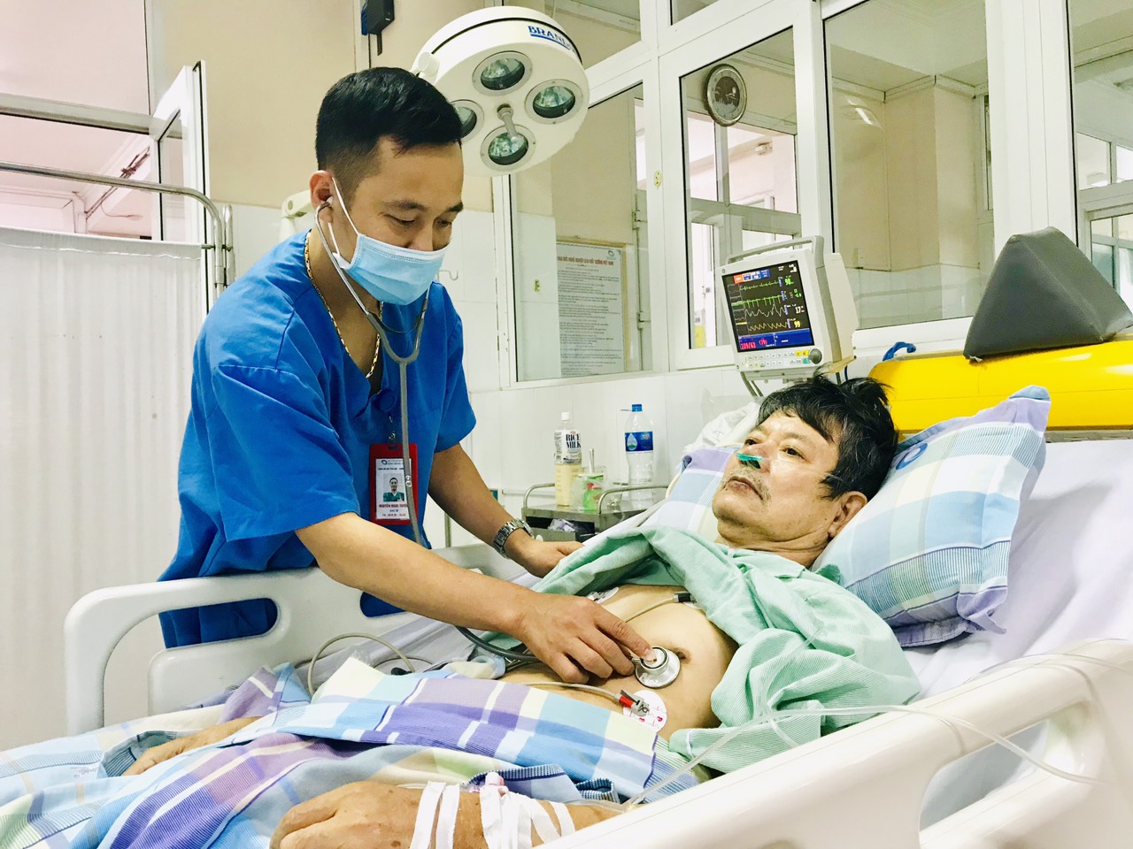 Bác sĩ CKI. Nguyễn Ngọc Tuyền – Khoa Hồi sức tích cực và chống độc thăm khám cho người bệnh sau can thiệp ECMO