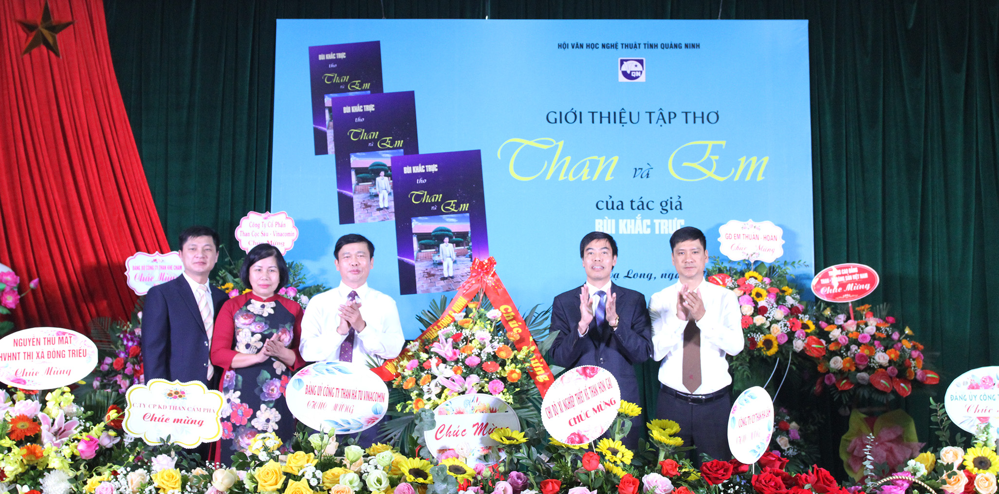 Lãnh đạo Hội VHNT Quảng Ninh tặng hoa chúc mừng tác giả.