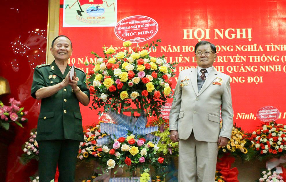 CCB, Lương y Bàng Minh Thái tặng hoa và t ài trợ cho hoạt động của Ban Liên lạc Truyền thống BĐBP Quảng Ninh.