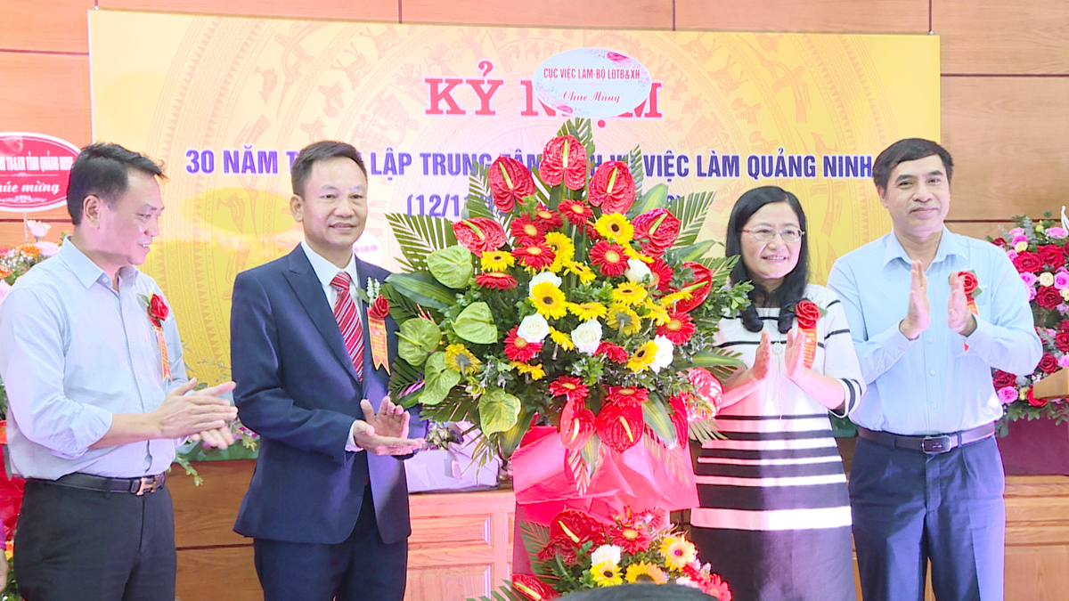 Các đơn vị tặng hoa chúc mừng Trung Tâm Dịch vụ việc Quảng Quảng Ninh nhân dịp kỷ niệm 30 năm ngày thành lập.