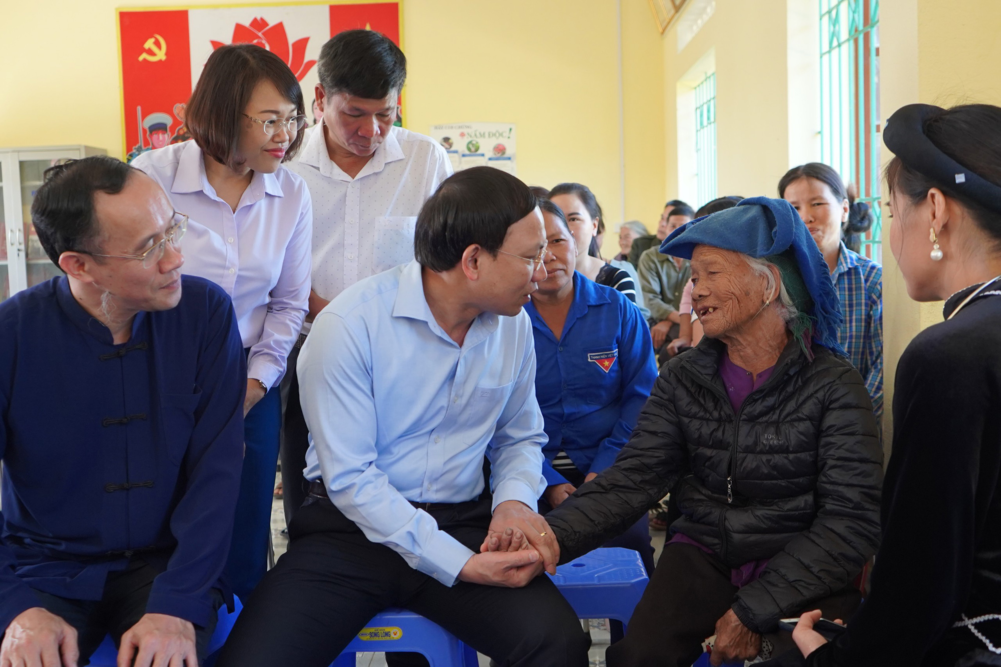 Bí thư Tỉnh ủy, Chủ tịch HĐND tỉnh Nguyễn Xuân Ký trò chuyện với nhân dân khu Chang Nà, thị trấn Bình Liêu, huyện Bình Liêu.