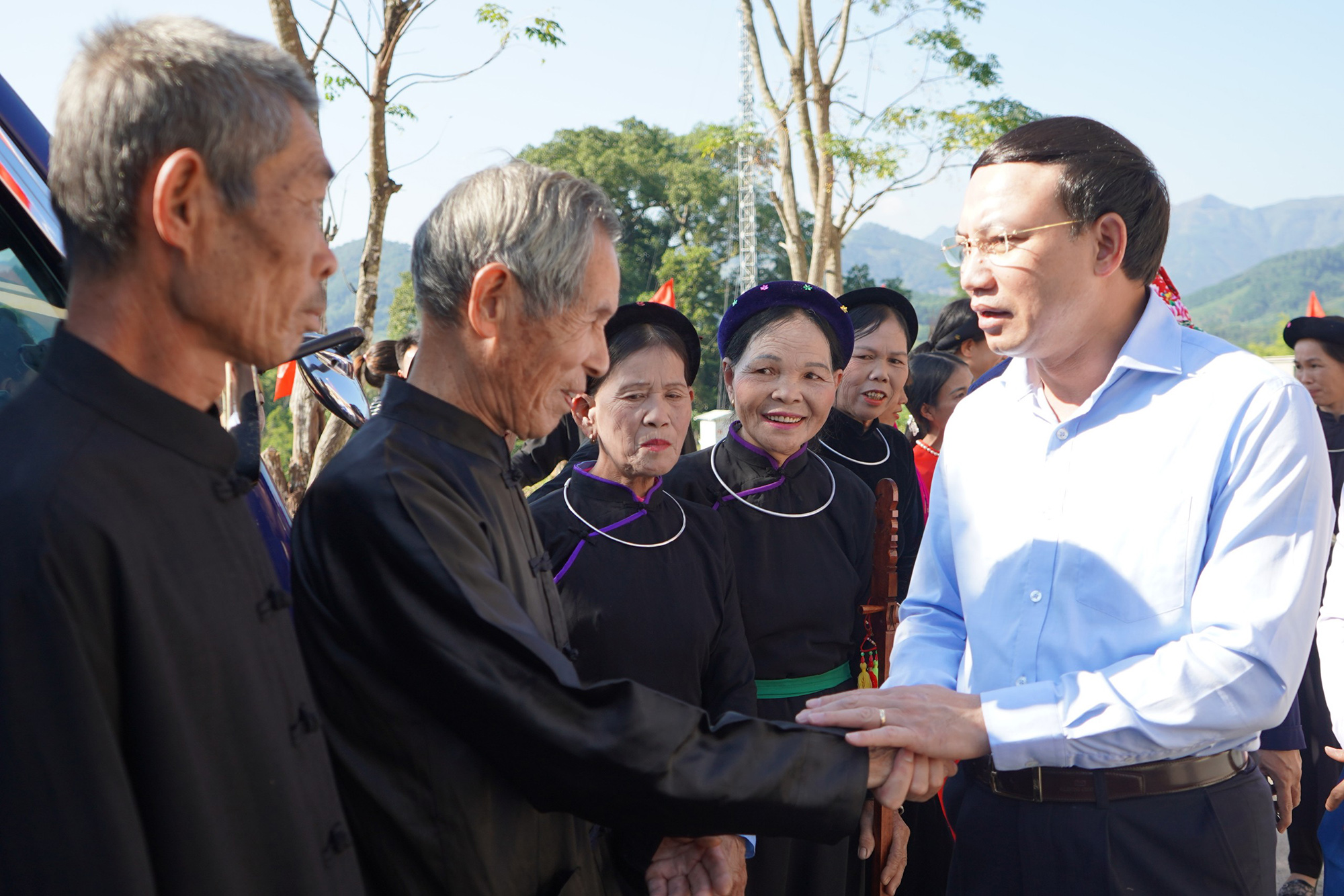 Bí thư Tỉnh ủy, Chủ tịch HĐND tỉnh Nguyễn Xuân Ký trò chuyện với nhân dân khu Chang Nà, thị trấn Bình Liêu, huyện Bình Liêu.
