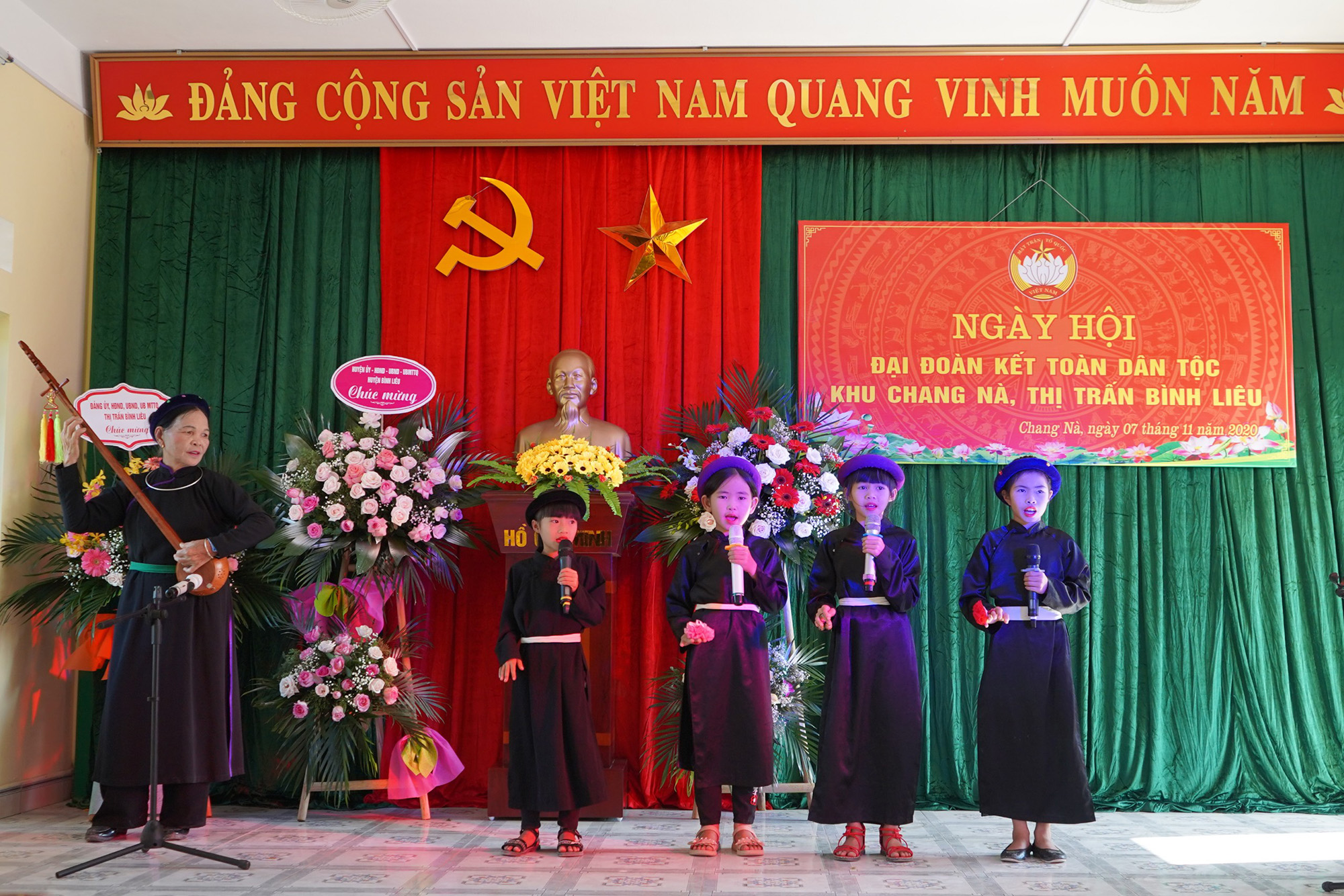 Tiết mục văn nghệ do nhân dân khu Chang Nà biểu diễn chào mừng ngày hội.