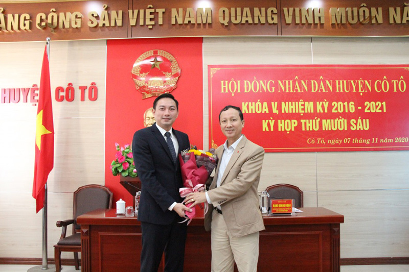 Lãnh đạo Sở Nội vụ tặng hoa chúc mừng tân Chủ tịch UBND huyện Cô Tô.