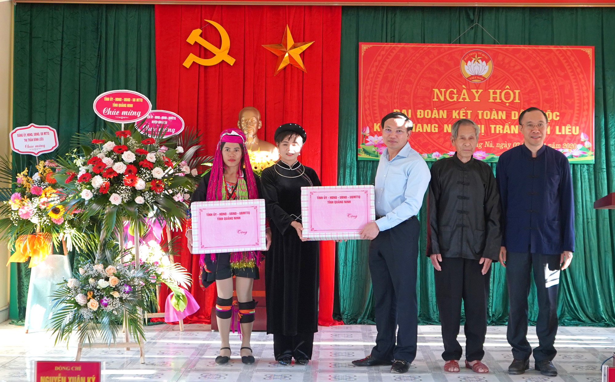 Đồng chí Nguyễn Xuân Ký tặng quà cán bộ, đảng viên, nhân dân khu Chang Nà nhân ngày Đại đoàn kết toàn dân tộc.