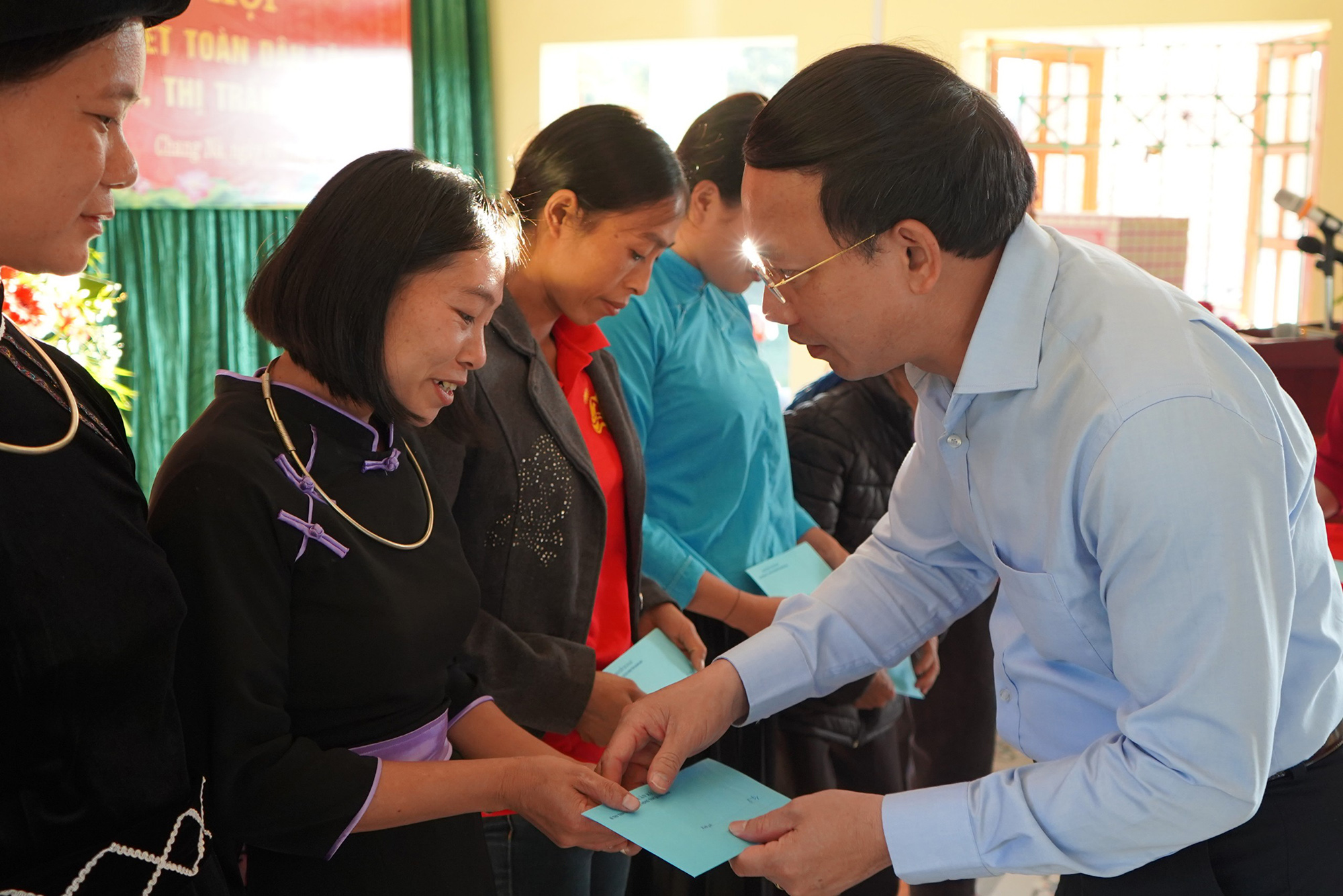 Đồng chí Nguyễn Xuân Ký trao hỗ trợ cho hộ nghèo thôn Chang Nà.