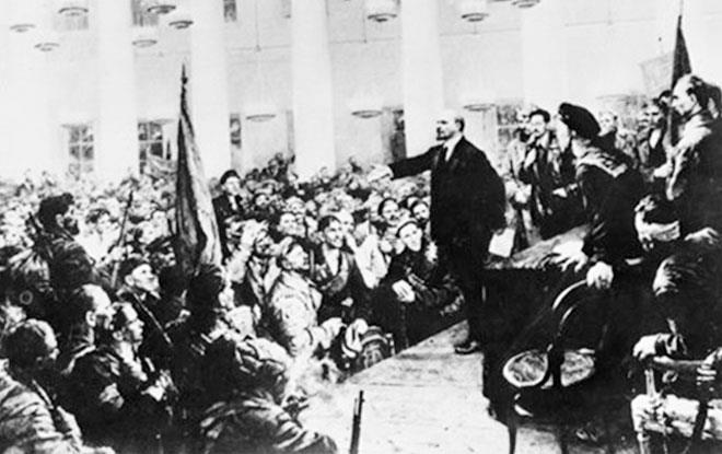 Lãnh tụ Đảng Bolshevich V. I. Lenin tuyên bố thành lập chính quyền Xô Viết tại Đại hội Xô Viết ngày 7/11/1917 tại điện Smolny ngay sau khi chiếm Cung điện mùa Đông.