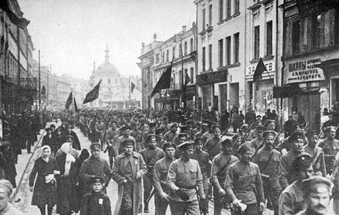 Người dân và lực lượng khởi nghĩa diễu hành tại Saint Peterburg chúc mừng thành công của cuộc Cách mạng ngày 7/11/1917.