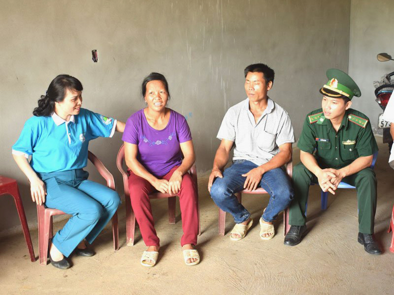 Chị Phùn Xám Múi (thứ 2 từ bên phải) thôn Ngàn Chuồng xã Vô Ngại được hỗ trợ xây nhà mới từ chương trình 