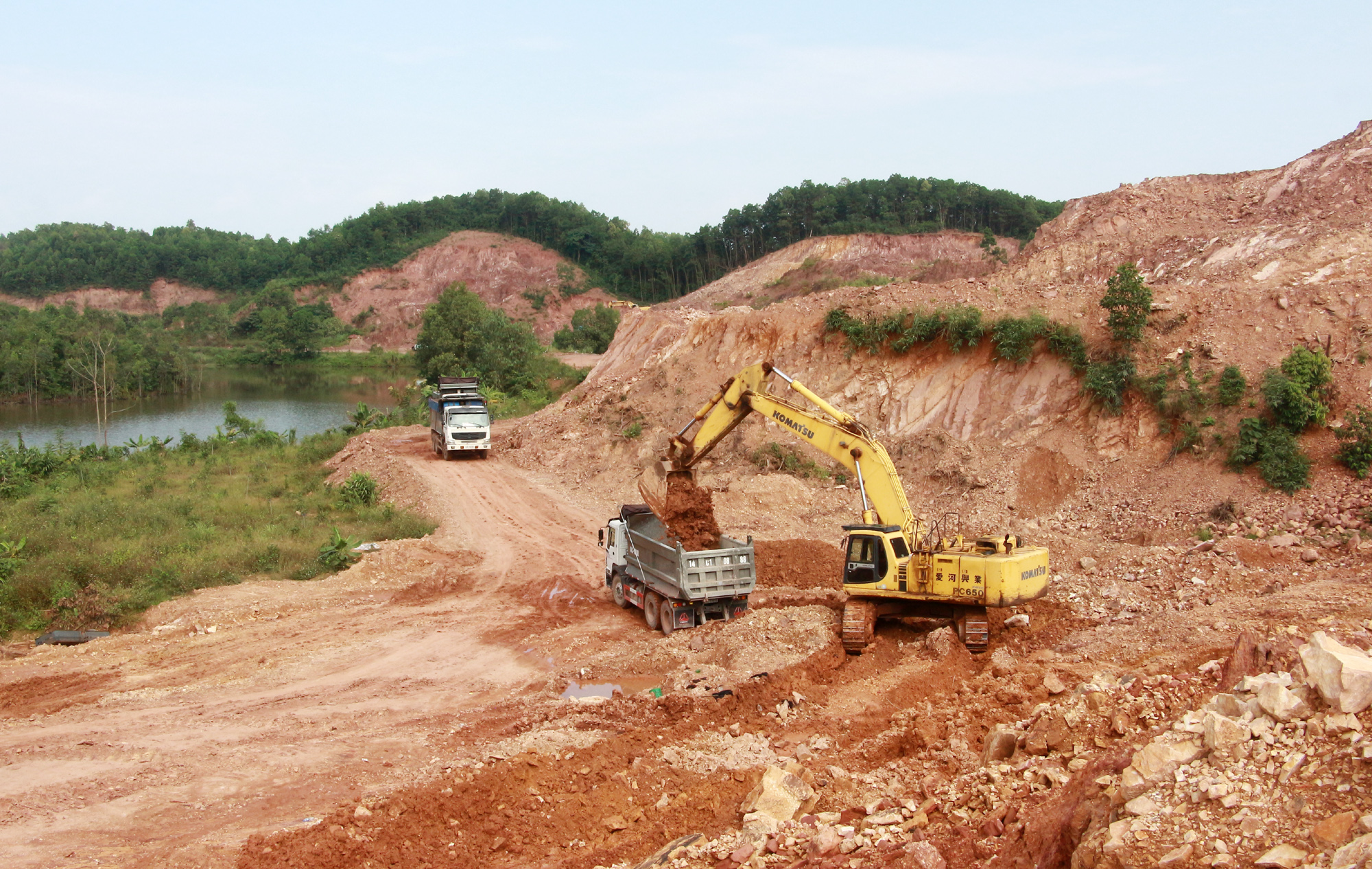 Hoạt động khai thác đất san nền được huyện Vân Đồn quản lý chặt chẽ để thu thuế. Ảnh: Mạnh Trường